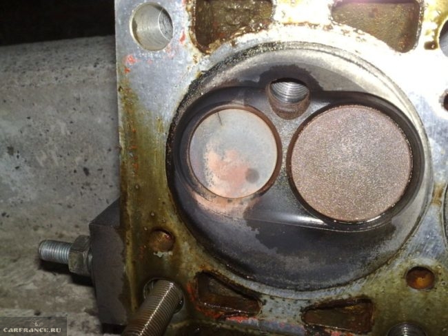 Прогоревший выпускной клапан на ВАЗ-2110 вблизи