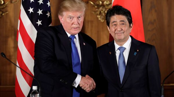 Президент США Дональд Трамп и премьер-министр Японии Синдзо Абэ во время пресс-конференции в Токио, Япония. 6 ноября 2017