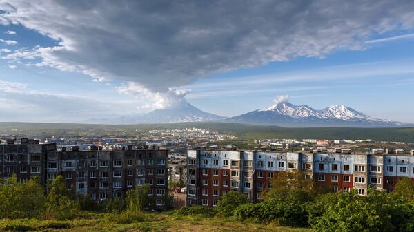 Вид на город Петропавловск-Камчатский на фоне Корякского и Авачинского вулканов