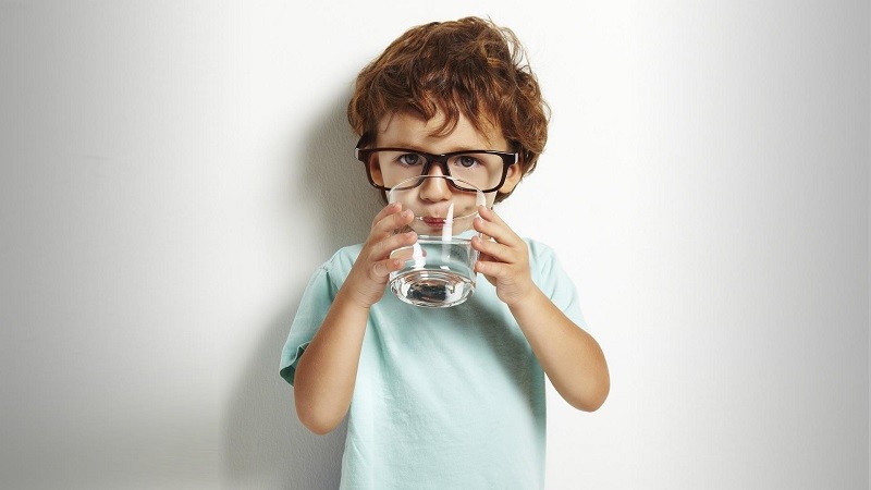 Сколько нужно пить воды детям?