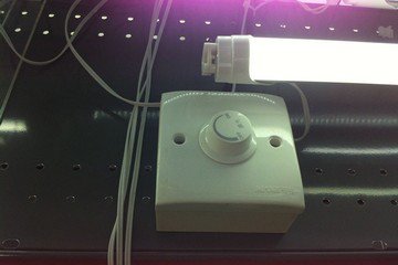 Светотехнический прибор для люминесцентных лампочек
