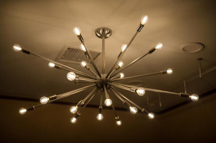 Почему энергосберегающая лампочка мигает при выключенном свете