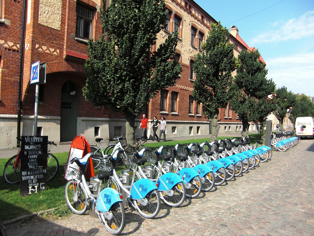 Такие стоянки велосипедов уже трудно не встретить в крупных городах по всему миру. Фото:&nbsp;jensjunge / Pixabay