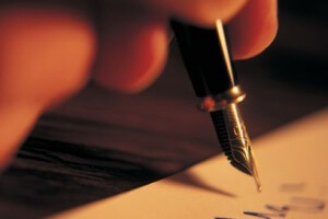 Если расписка написана от руки, можно будет провести экспертизу почерка (при необходимости)