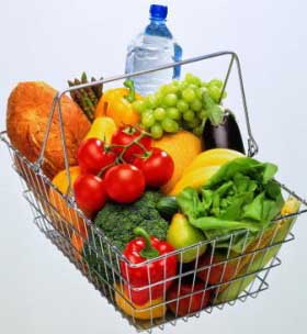 Корзина из супермаркета полная фруктов овощей хлеба воды и другой провизии для приготовления еды на 7 дней
