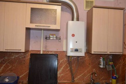 Газовый водонагреватель на кухне