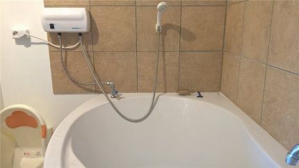 Проточный водогрей в ванной комнате