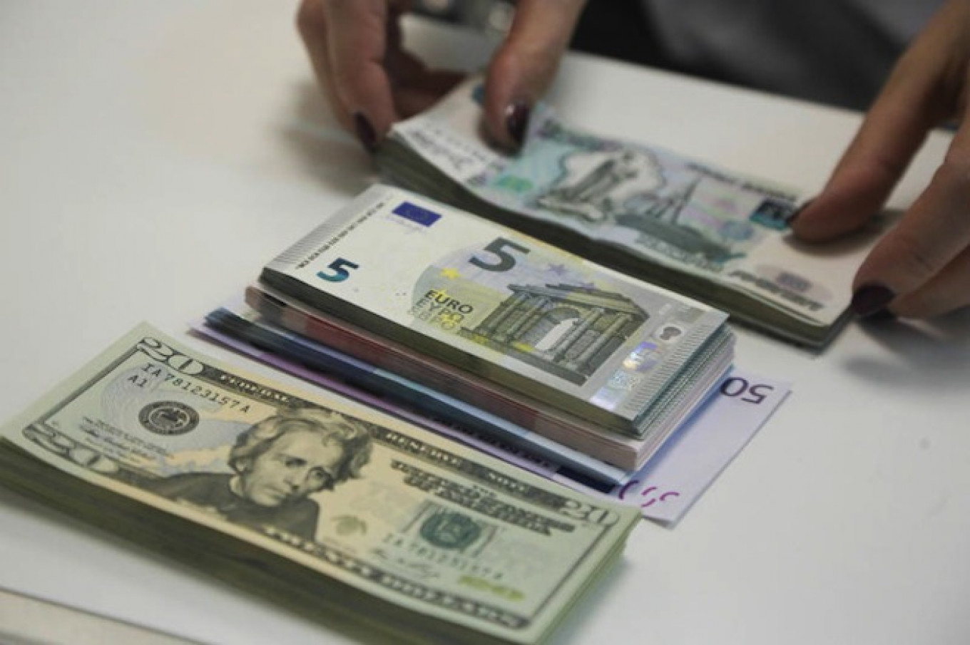 Продавать ли доллар и евро. Наличная Иностранная валюта. Кипр арестовал российские вклады. 105 Миллионов долларов. Евро ЕК.